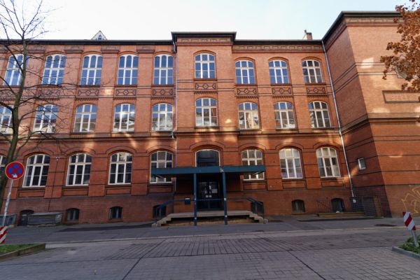 Die Albert Schweitzer Schule von der Fröbelstraße aus.